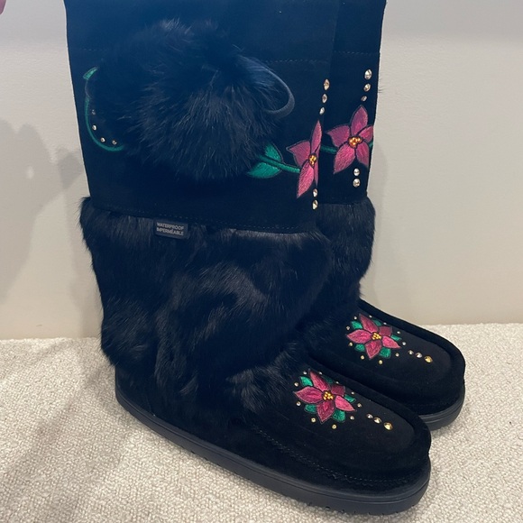 !!SOLD!! Manitobah Rise Mukluk Embellished Boot Black Size 7 BNIB - Picture 1 of 10